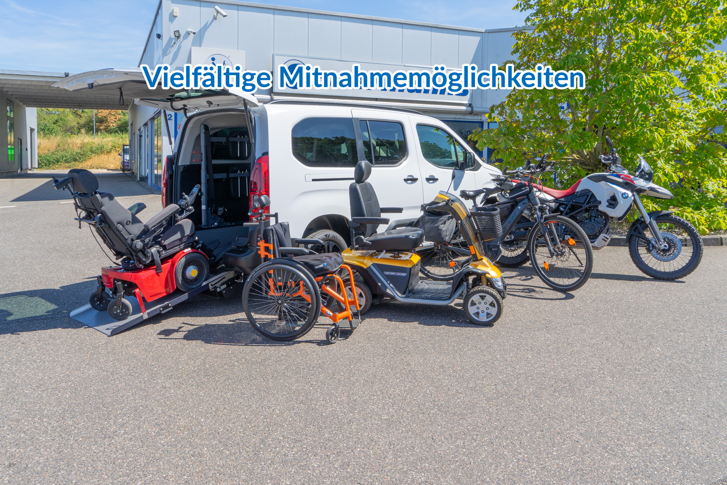 Behindertengerechter Citroen Berlingo mit klappbarer Rampe im Heck, Darstellung der Platzmöglichkeiten im Heck, wenn die Sitzbank in zweiter Reihe ausgebaut wurde. Von Aktiv- über Elektrorollstuhl, von Scooter über Fahrrad bis hin zum Motorrad