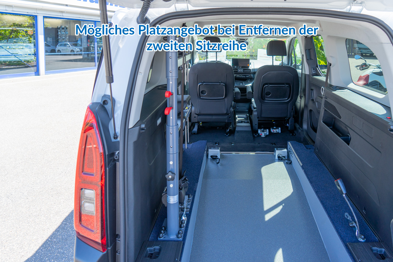 Behindertengerechter Citroen Berlingo mit klappbarer Rampe im Heck und ausgebauter zweiter Sitzreihe für ein großes Platzangebot