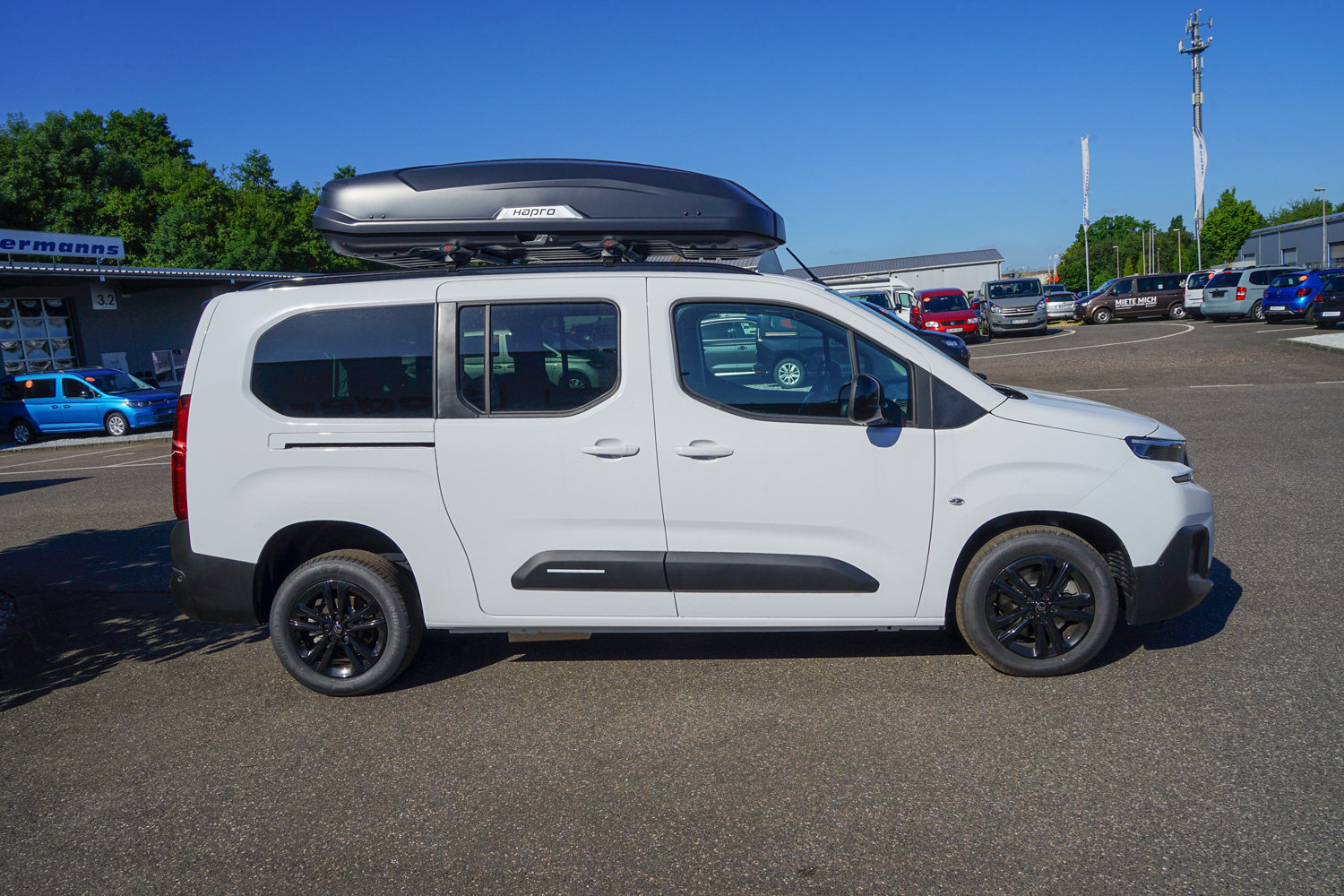 Berlingo mit Dachträger und Dachbox