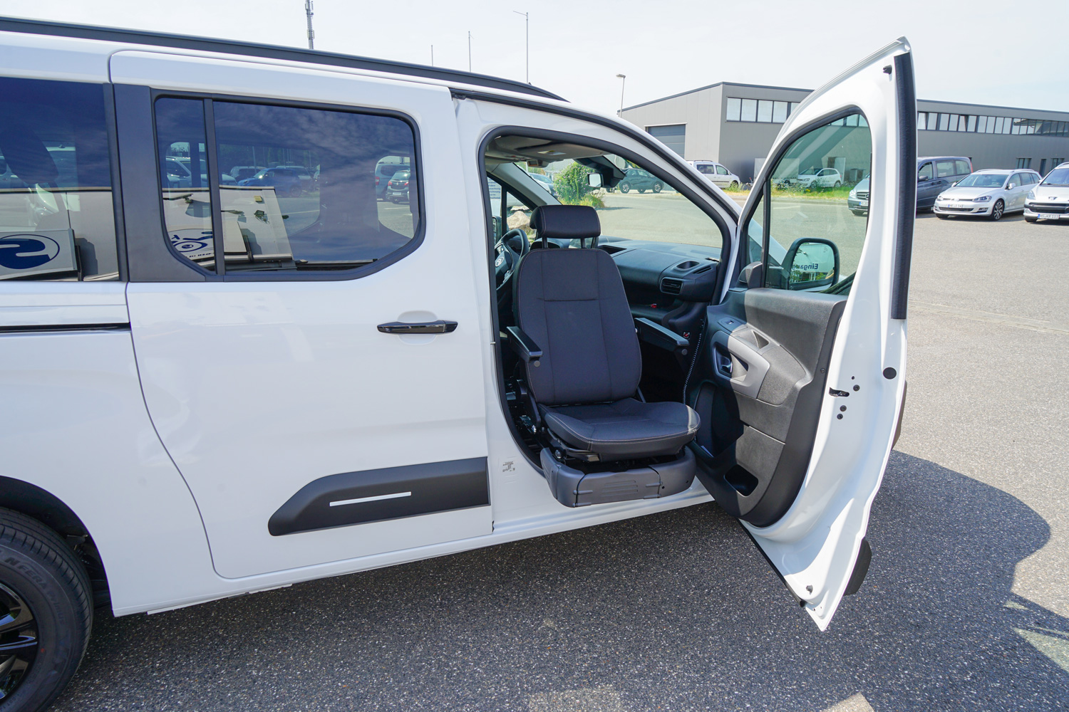 behindertengerechter Citroen Berlingo mit Hub Schwenksitz auf der Beifahrerseite