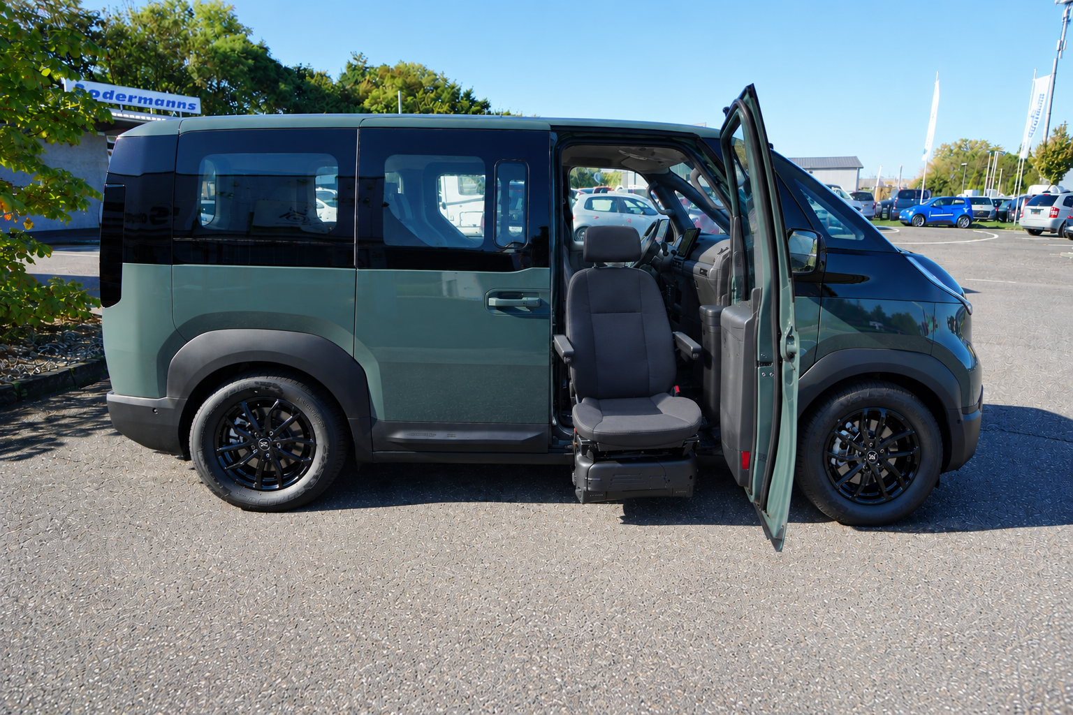 Behindertengerechter KIA PV5 mit Turny Evo Hub- Schwenksitz auf der Beifahrerseite