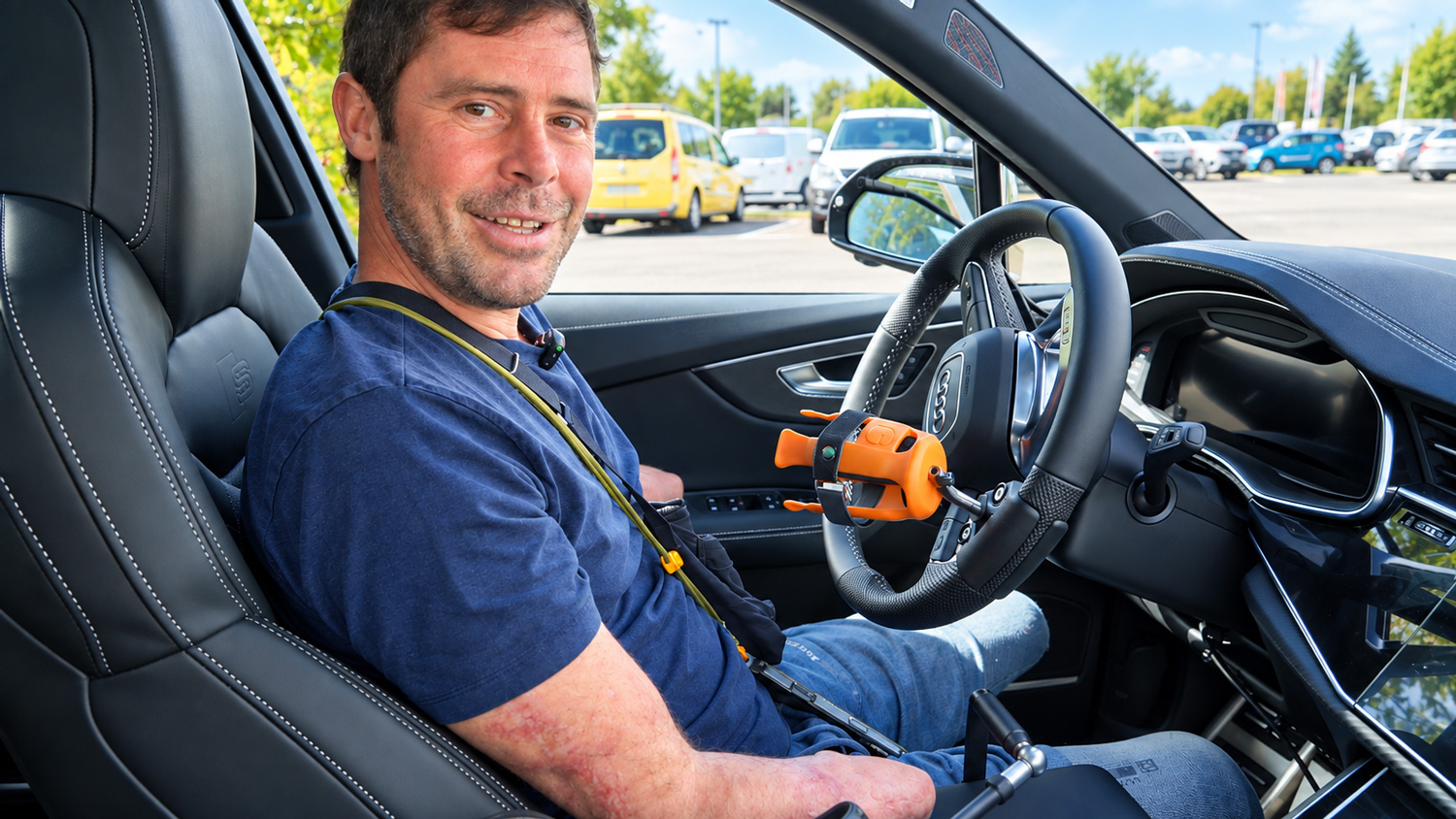 Autofahren-mit-Amputationen-und-Prothesen-Titelbild Mann mit amputierten Beinen und Händen sitzt hinter dem Lenkrad. Er fährt mit individuellen Prothesen.