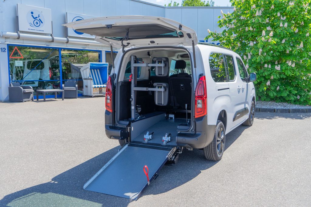 Behindertengerechter-Citroen-Berlingo-Max-Heckeinstieg-Rampe-unten