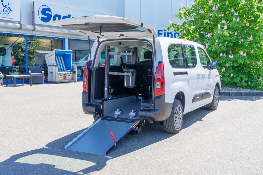 Behindertengerechter-Citroen-Berlingo-Plus-Heckeinstieg-Futuresafe