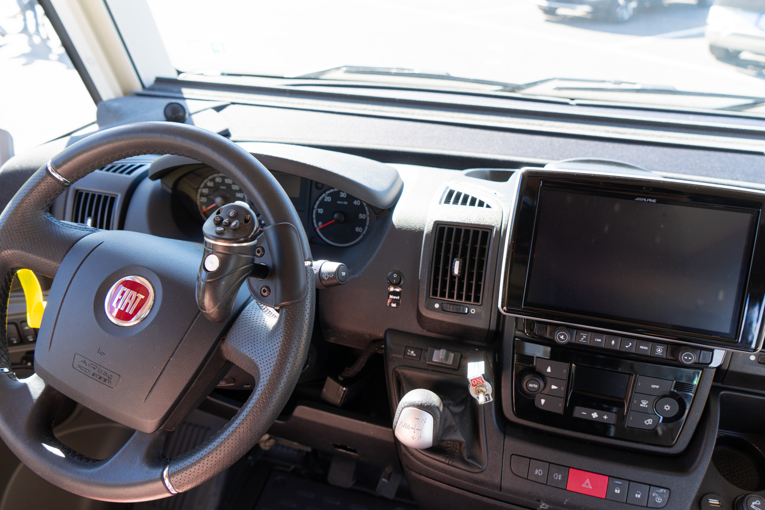 Behindertengerechtes Hymer B698 Wohnmobil, Cockpitansicht mit Multifunktionslenkraddrehknauf