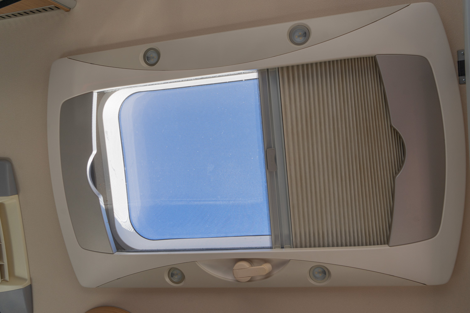 Behindertengerechtes Hymer B698 Wohnmobil, Dachfenster