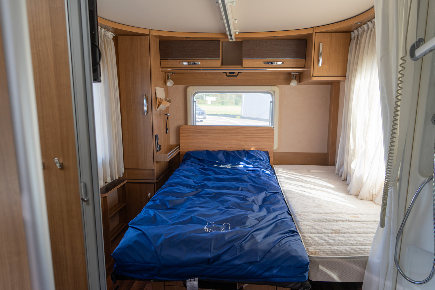 Behindertengerechtes Hymer B698 Wohnmobil, Doppelbett mit Pflegebett