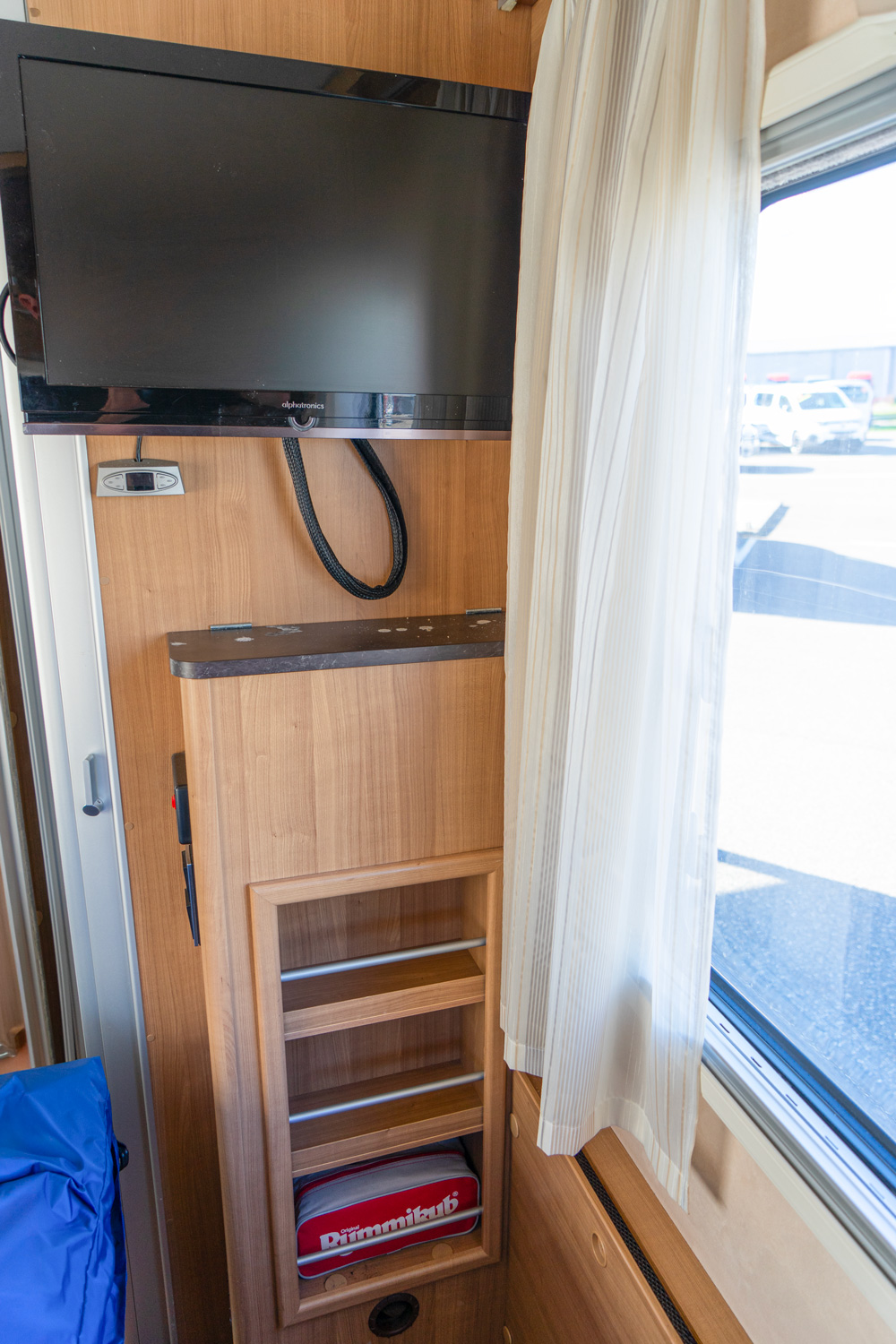 Behindertengerechtes Hymer B698 Wohnmobil, Fernseher neben dem Bett