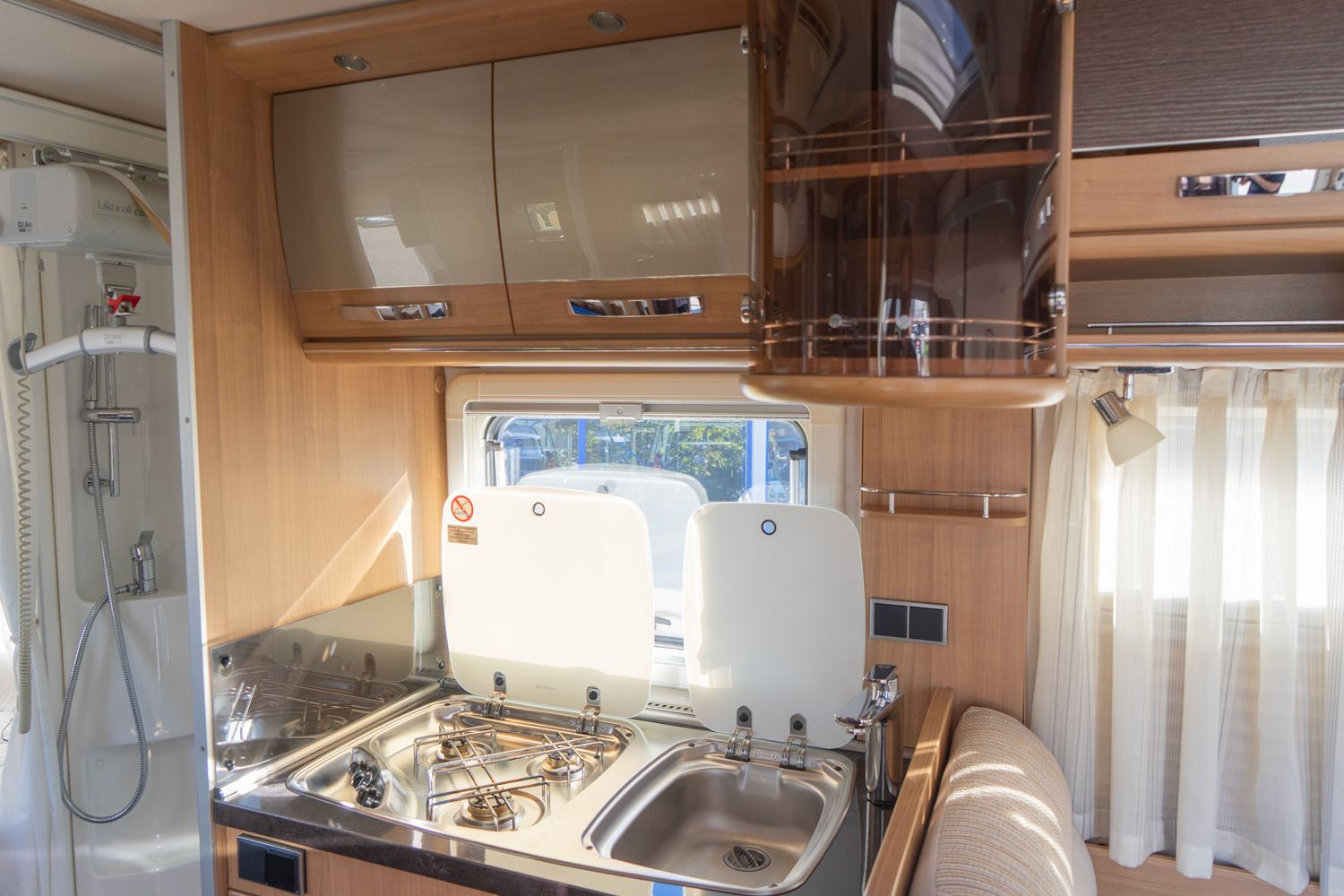 Behindertengerechtes Hymer B698 Wohnmobil, Küchenbereich mit Herd, Spüle und Schränken