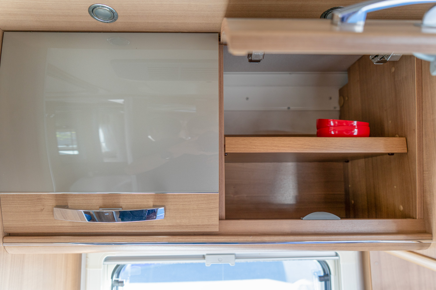 Behindertengerechtes Hymer B698 Wohnmobil, Schrank als eine von vielen Verstaumöglichkeiten