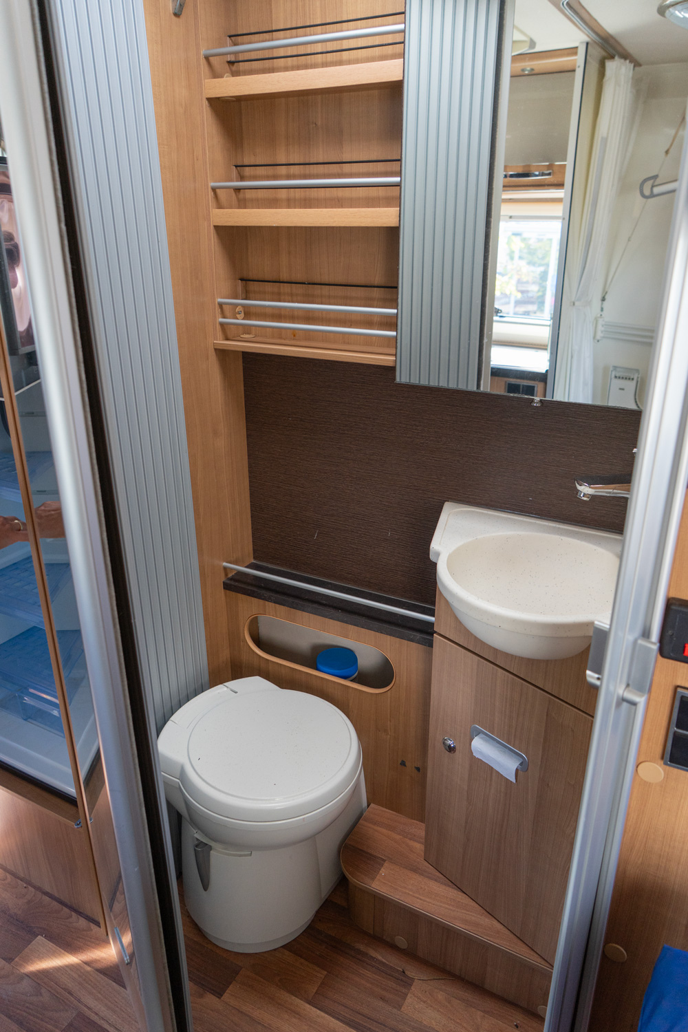 Behindertengerechtes Hymer B698 Wohnmobil, Toilette, Waschbecken, Spiegel