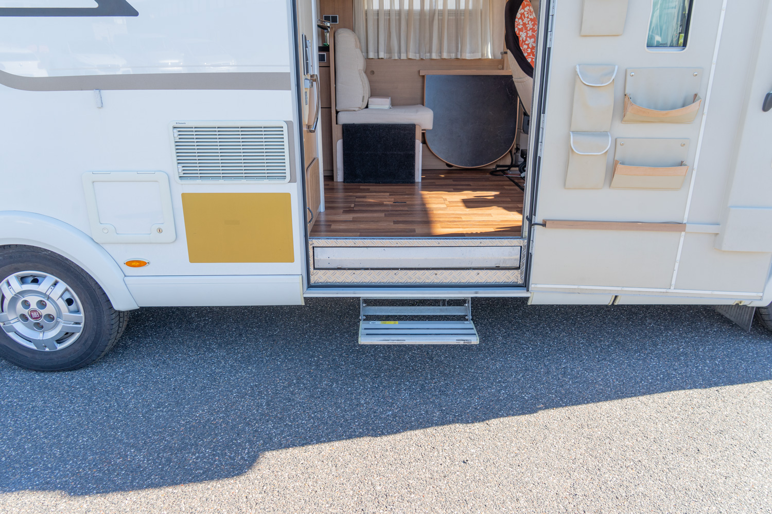 Behindertengerechtes Hymer B698 Wohnmobil, seitliche Trittstufe hinter dem Beifahrerplatz